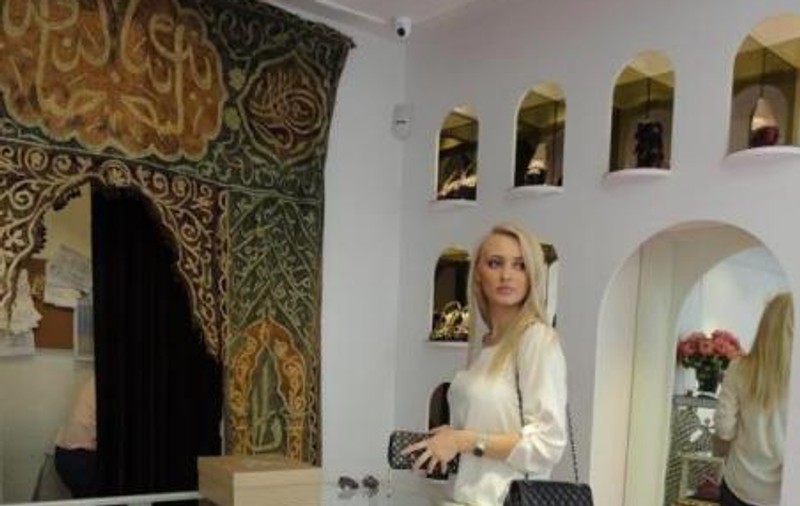  Cântăreaţa Kayla şi-a luat cizme de 1800 de euro de la Paris