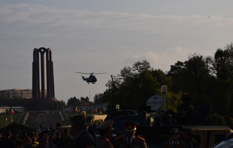 FOTO ŞI VIDEO | Cum a fost celebrată Ziua Armatei în Capitală. Cei mai importanți politicieni, la ceremoniile din Parcul Carol