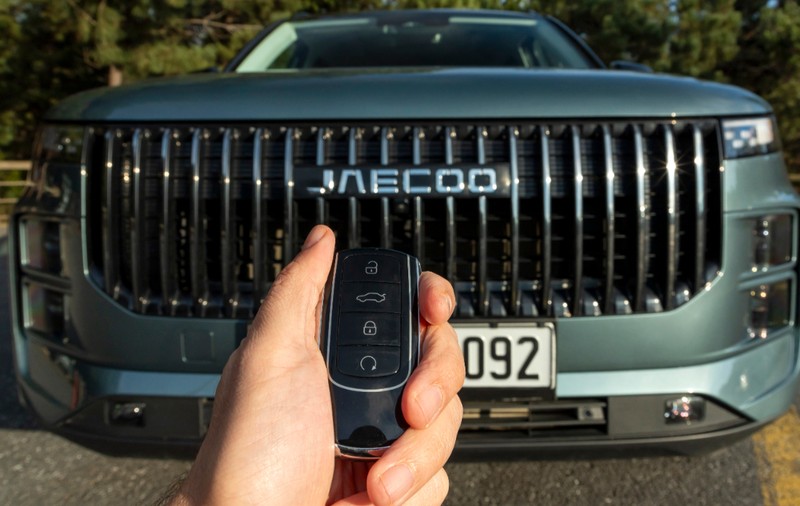 SUV-ul chinezesc de 34.000 de euro care seamănă cu un Range Rover și pe care ar fi bine să nu-l cumperi acum: „Până la Crăciun probabil devine invizibil prin simpla apăsare a unui buton”