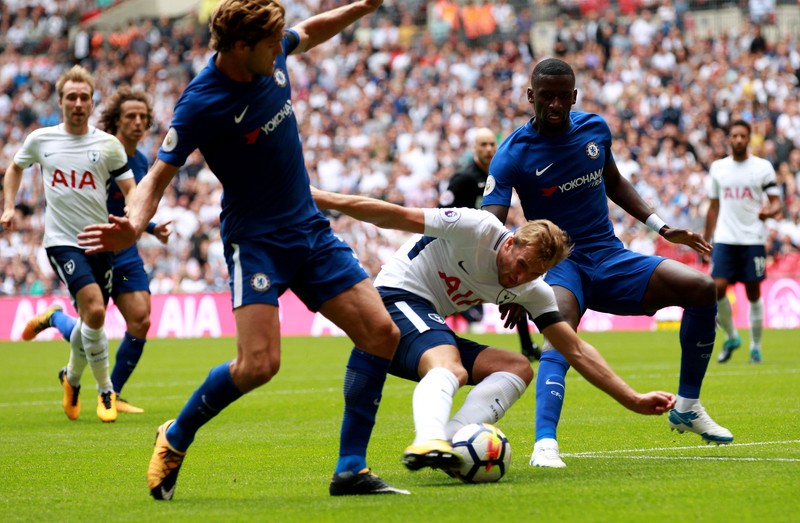 epa06153440 Tottenham Hotspur's Harry Kane (C) in action during the English Premier League match between Tottenham Hotspur and Chelsea in London, Britain, 20 August 2017. EPA/SEAN DEMPSEY EDITORIAL USE ONLY. No use with unauthorized audio, video, data, fixture lists, club/league logos or 'live' services. Online in-match use limited to 75 images, no video emulation. No use in betting, games or single club/league/player publications