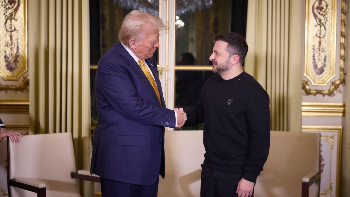 Volodimir Zelenski (dreapta) dă mâna cu Donald Trump înainte de o întâlnire bilaterală