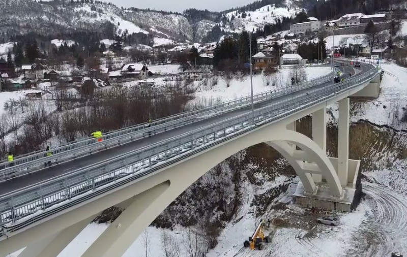 Podul Dâmboviţei a fost deschis circulaţiei. Cel mai lung pod în arc din România face legătura între județele Argeş şi Braşov | VIDEO