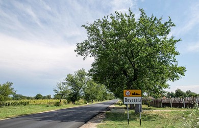 Intrarea în Deveselu, dinspre Caracal. Pe partea dreaptă este situat cimitirul localității