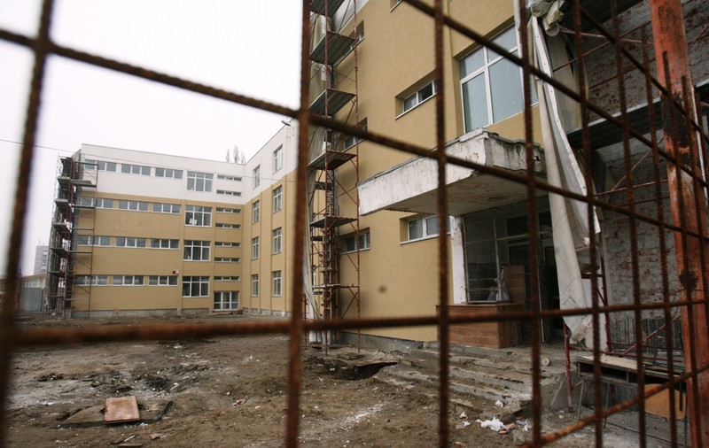 77% din clădirile școlare funcţionează ilegal şi manualele de clasa a IV-a sunt reţinute la Judecătorie!