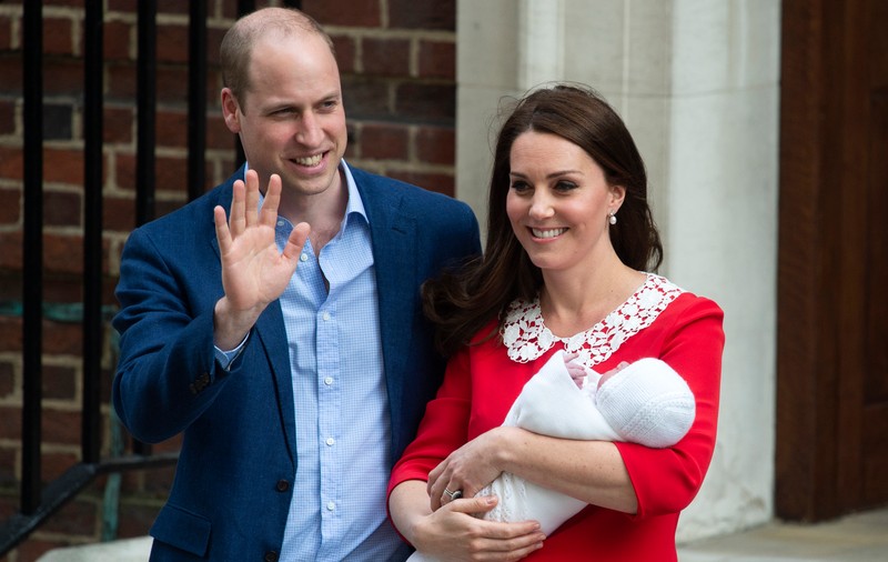 Kate Middleton a purtat o rochie asemănătoare cu a prințesei Diana la ieșirea din spital