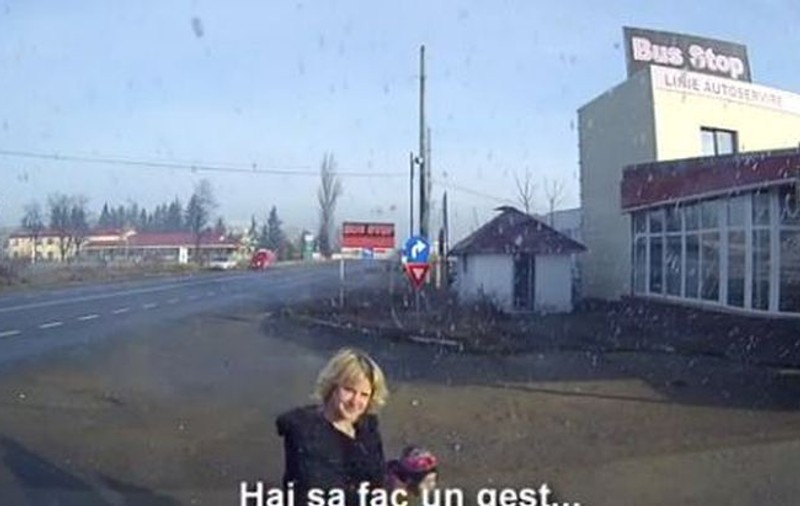 CÂT DE JOS SĂ TE COBORI! O CENTURISTĂ DIN ROMÂNIA, LA PRODUS CU COPILUL DE 4 ANI DUPĂ EA! | VIDEO