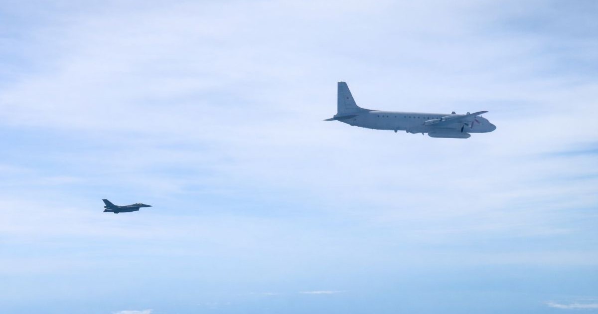 Un avion F-16 românesc surprinde zburând deasupa Țărilor Baltice o aeronavă rusească IL-20 COOT, aprilie 2026