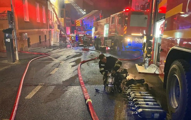 Un incendiu a izbucnit la o pensiune din campusul studențesc Hasdeu, Cluj-Napoca, extinzându-se la două case