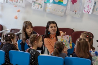Psihologa Liliana Hadji încearcă prin diferite activități să vadă dacă micuții sunt traumatizați