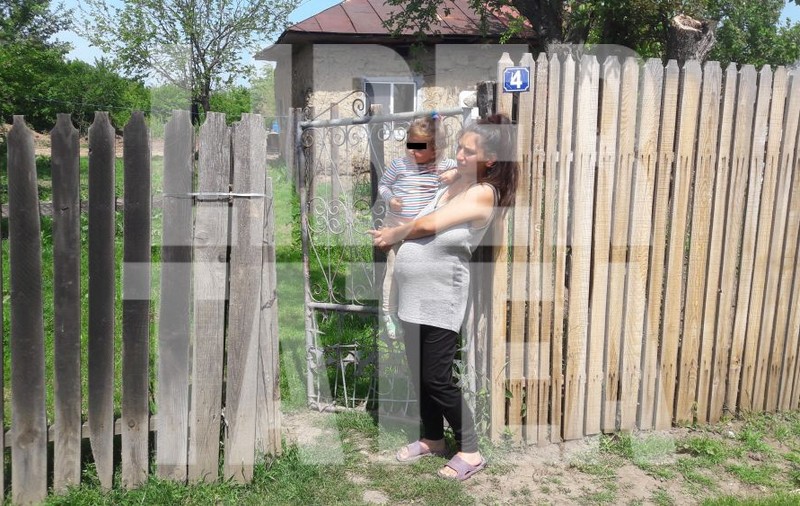 VIDEO EXCLUSIV. ”Am crezut că l-au mâncat câinii, mititelu’!” Mama copilului înghițit de puțul din curtea casei e răpusă de dor