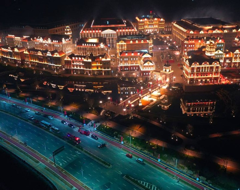 China a construit cu 1.190.000.000 de dolari un „oraș european” cu 51 de clădiri care ar putea evita 810.000 de tone de CO₂ anual: „Era un munte gol înainte”