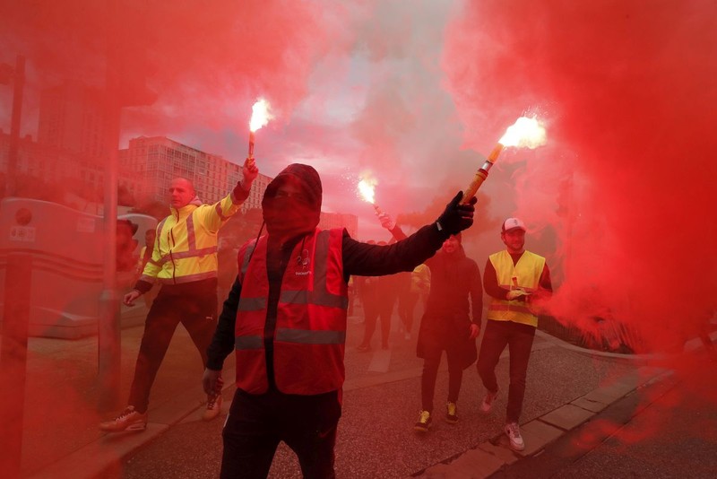 Manifestanții din Marsilia au venit la protest dotați cu fumigene FOTO: EPA