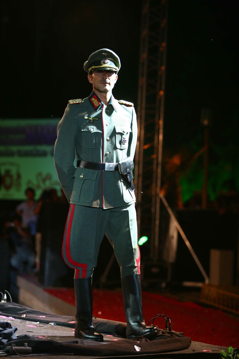 Primarul municipiului Constanta, Radu Mazare, defileaza in uniforma de general din Armata Germana, in cadrul evenimentului "Mamaia Milano Night", desfasurat in Piateta Cazinoului din statiunea Mamaia, sambata, 18 iulie 2009.