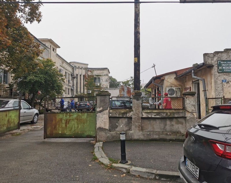 Fotografia care arată starea deplorabilă a sistemului de sănătate românesc: sediul IML Craiova se prăbușește. Directoarea: “De 5 ani se promite o renovare”