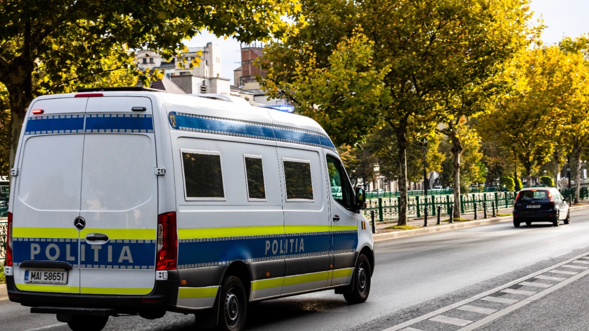 O mașină de Poliție, o după pentru deținuți, în timp ce merge pe Splaiul Independenței din București