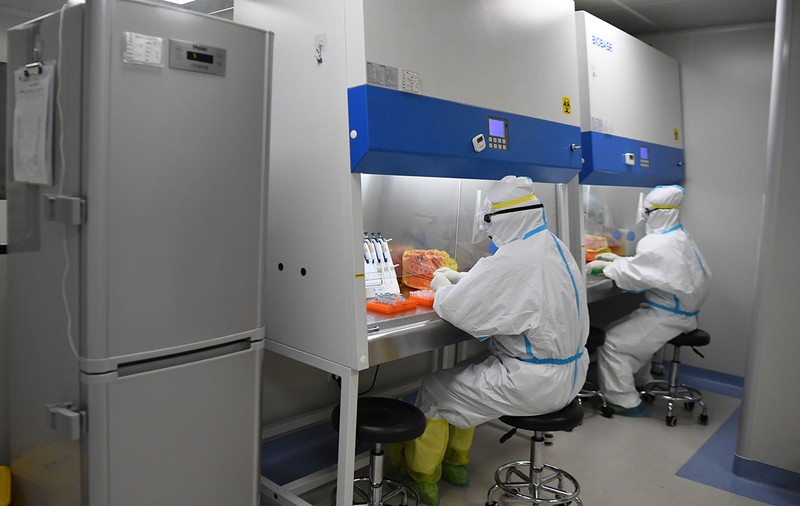 Primele rezultate ale testelor pentru COVID-19 efectuate colegilor asistentului medical infectat cu coronavirus sunt negative