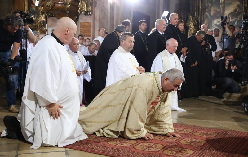 FOTO/ Ceremonie impresionantă în Piața Unirii din Timișoara. A fost instalat noul episcop romano-catolic