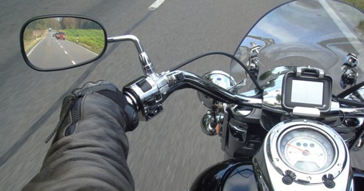 Doi motocicliști au fost filmați în timp ce „zburau” pe autostradă, dar pe contrasens!
