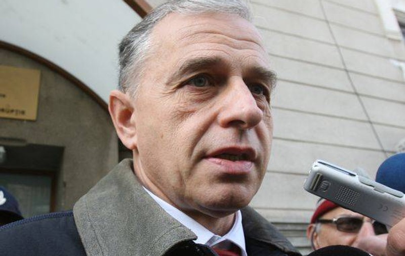 Dacă va fi aruncat din PSD, Geoană va trage după el cinci senatori