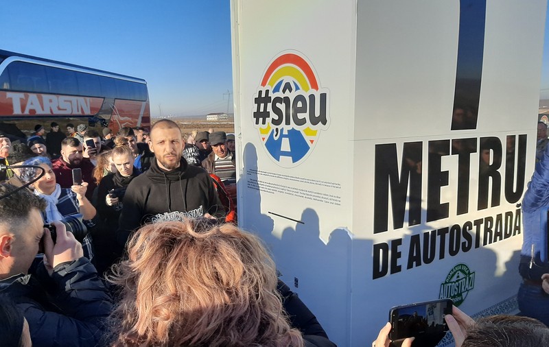 Bornă kilometrică uriașă la cea mai mică autostradă din lume. Ștefan Mandachi: M-am gândit că cei de la București nu ne văd