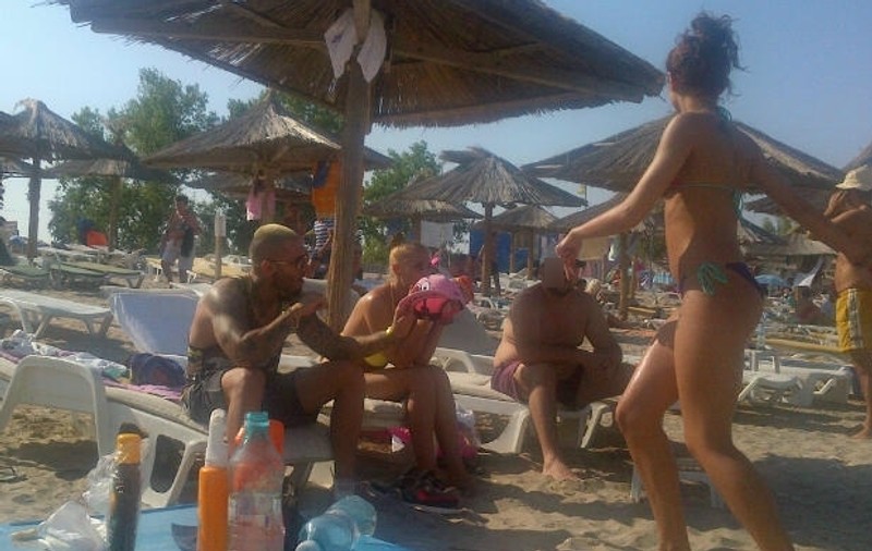 IMAGINILE CARE LE-AR PUTEA ÎNFURIA ŞI PE ANTONIA, ŞI PE SOŢIA LUI VELEA. ALEX, cine e blonda MISTERIOASĂ de lângă tine?