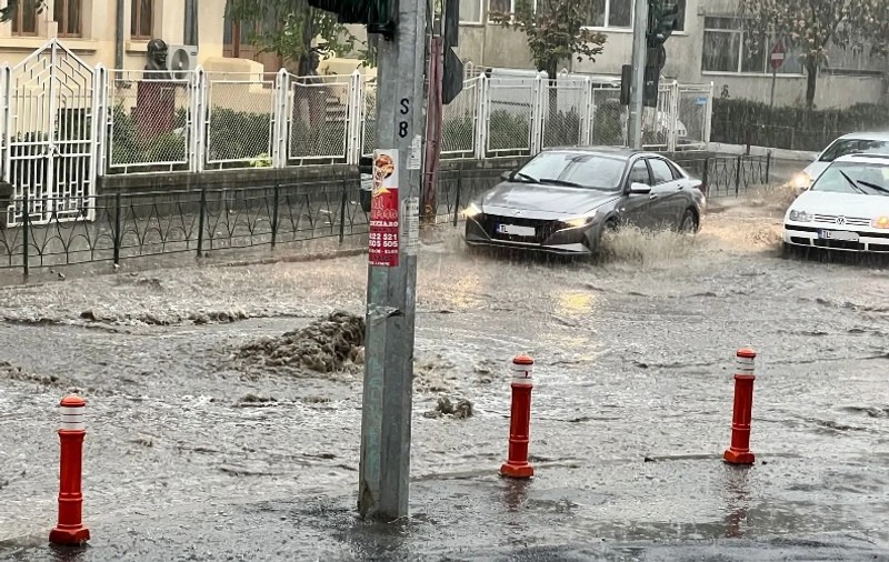 Centrul oraşului Tulcea, inundat după o ploaie torenţială. VIDEO