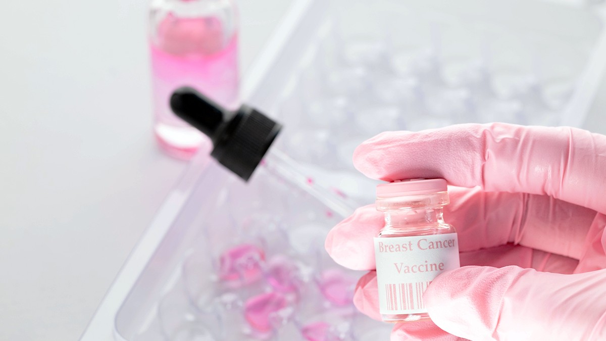 Machetă de vaccin împotriva cancerului de sân, fiolă roz. Sănătatea femeilor, cercetare, conștientizare