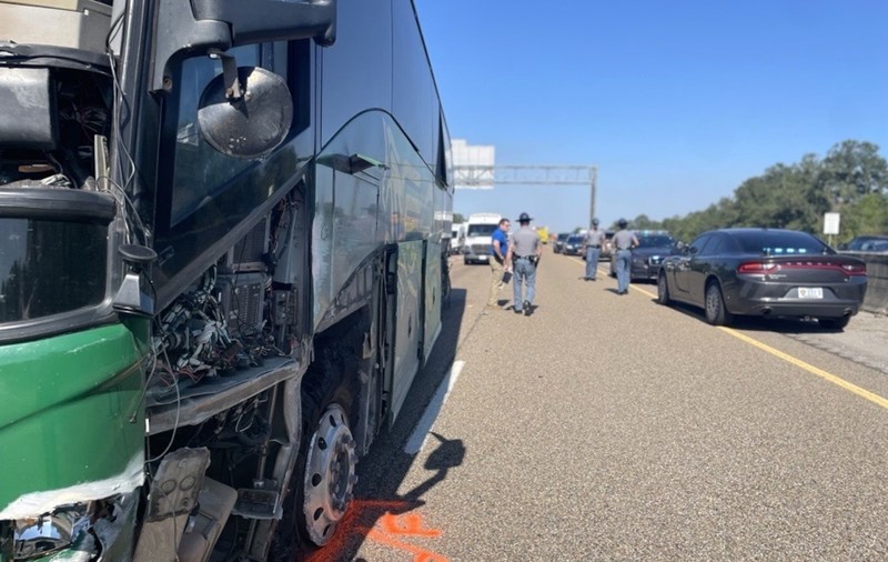 Un student a prevenit o tragedie pe o autostradă din SUA  după ce a preluat controlul unui autobuz școlar implicat într-un incident rutier