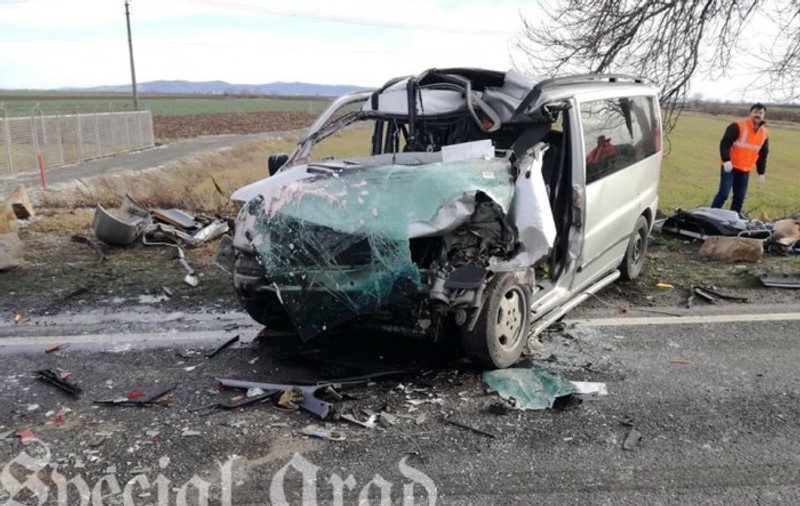 Trafic blocat între Arad și Oradea în urma unui accident. O persoană a murit