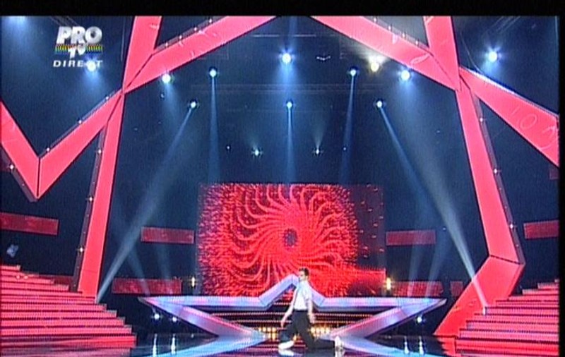 Omul fără oase de la "Românii au talent". Deşi avea dureri de spate, a dansat Moonwalk în genunchi 