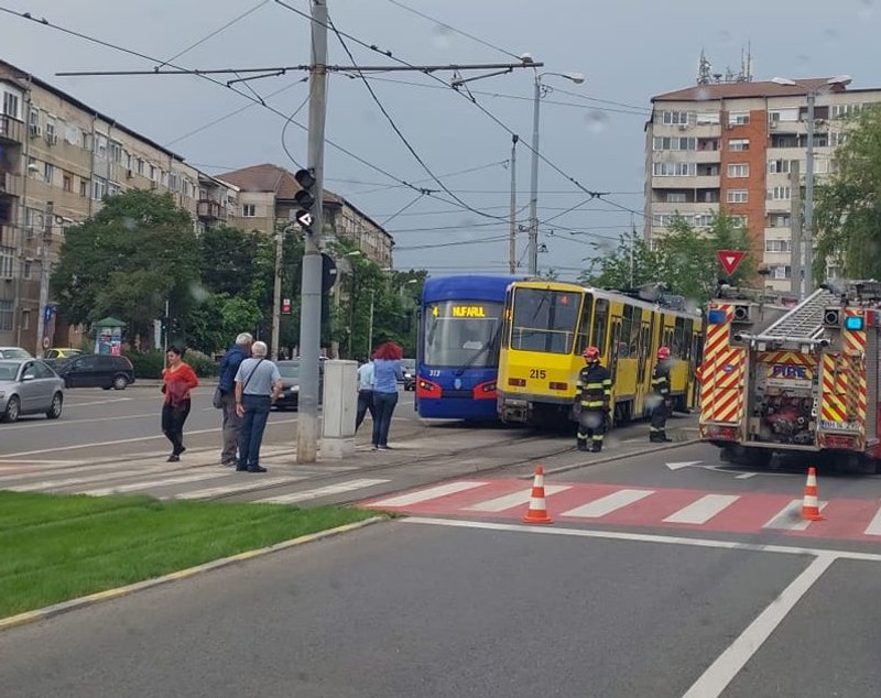 Accident între două tramvaie la Oradea. O persoană a fost rănită