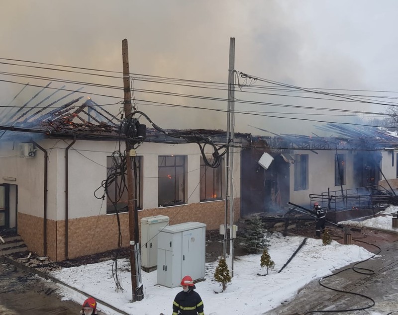 VIDEO&FOTO/ Incendiu puternic în localitatea vrânceană Fitionești. Primăria a fost cuprinsă de flăcări, iar angajații au reușit să iasă înaintea sosirii pompierilor
