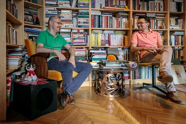 Florin Buhuceanu și partenerul său, Victor Ciobotaru, în apartamentul din centrul Bucureștiului în care locuiesc