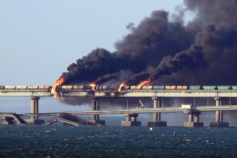 Fum negru se ridică de la un incendiu pe podul Kerch care leagă Crimeea de Rusia, după ce un camion a explodat, în apropiere de Kerch, pe 8 octombrie 2022. Foto: AFP