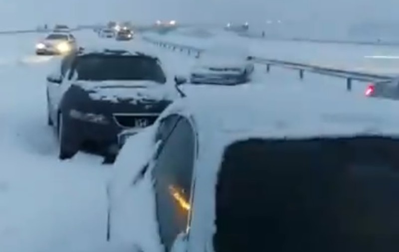 Cod roșu de ninsoare în Spania. Mii de mașini blocate pe o autostradă din cauza zăpezii