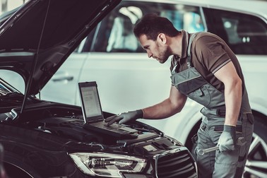 Service auto. Foto Schutterstock