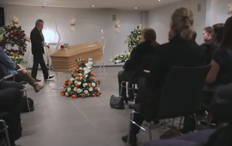 INCREDIBIL! Au participat la PROPRIA ÎNMORMÂNTARE fără să ştie! VIDEO