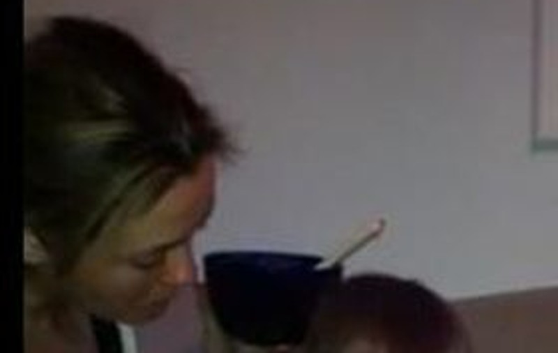 Uite cum își hrănește Alicia Silverstone bebelușul. Îi scuipă mâncarea în gură! | VIDEO