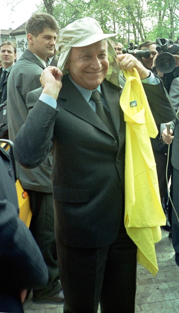 Ion Iliescu a dat startul raliului București-Dakar în 2001| FOTO hepta.ro / Mediafax (Marius Vasilică)