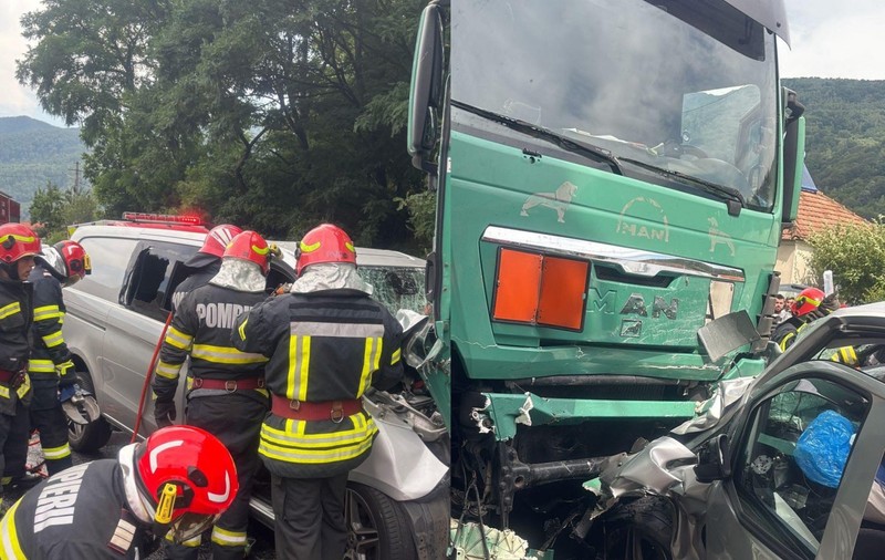 Dubă cu volan pe dreapta, înmatriculată în Marea Britanie, spulberată de un TIR, pe Valea Oltului. Circulația este blocată