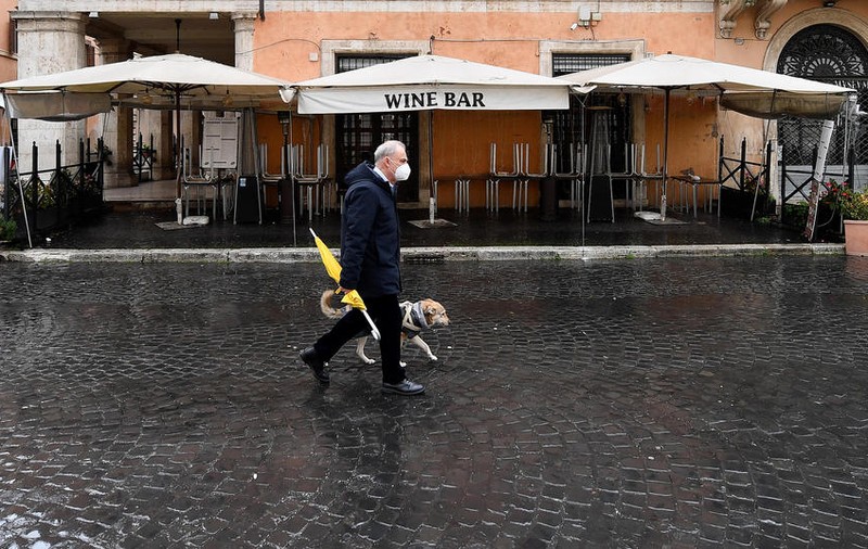 Patru regiuni din Italia intră în lockdown parțial din cauza COVID. Se închid restaurantele, iar oamenii nu pot părăsi localitățile
