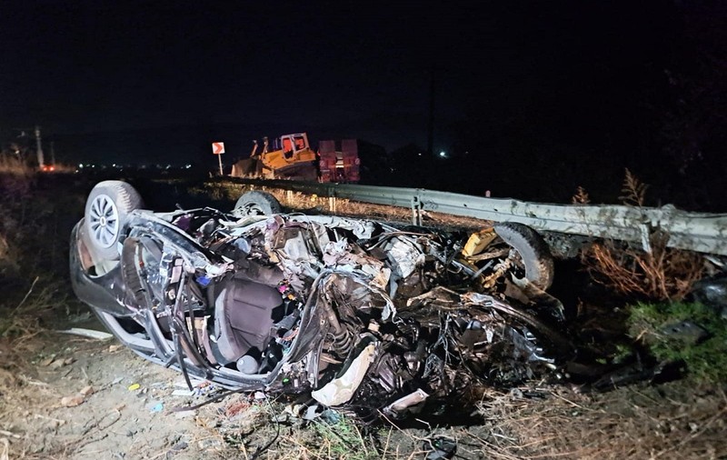 Cine sunt cele două surori a căror mașină a fost strivită de un buldozer de 25 de tone, în Arad. Una a murit, cealaltă este în stare gravă