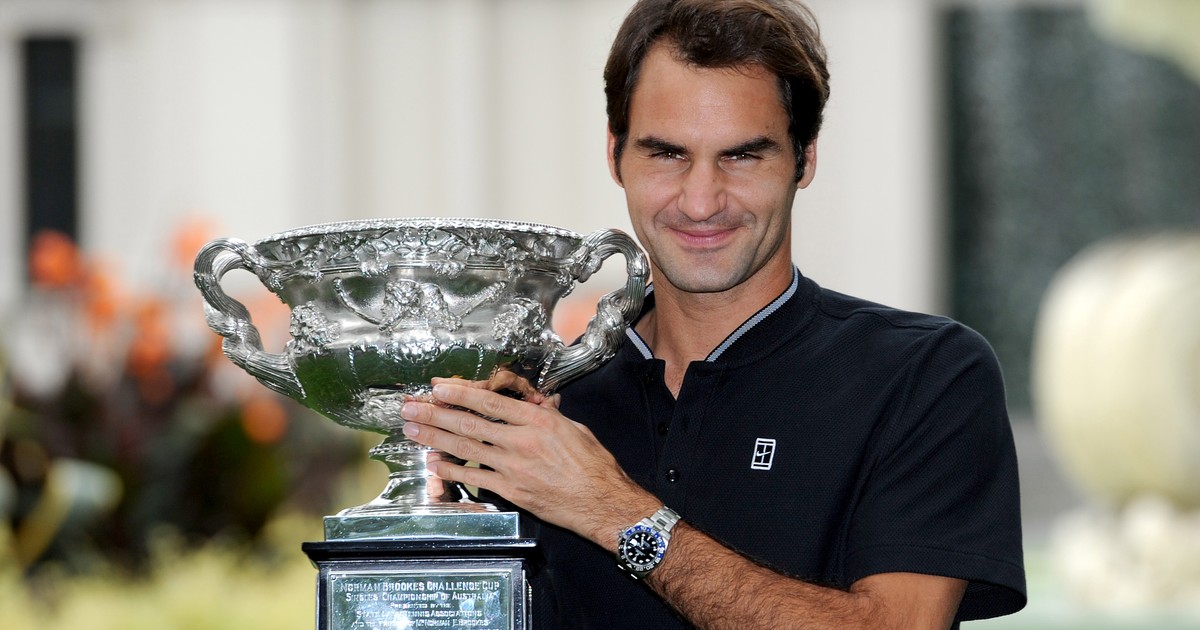 Roger Federer, cu trofeul câștigat la Australian Open 2017. (FOTO: EPA)