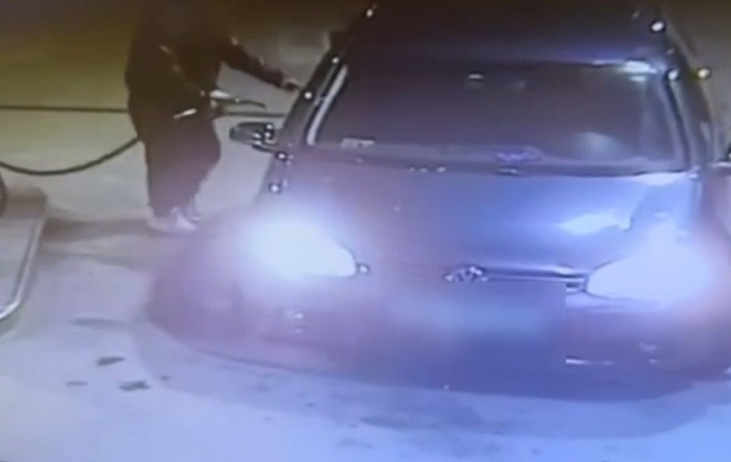 Un bărbat din Timișoara, supărat foc pe un Volkswagen Golf, a dus mașina într-o benzinărie și a stropit-o cu benzină