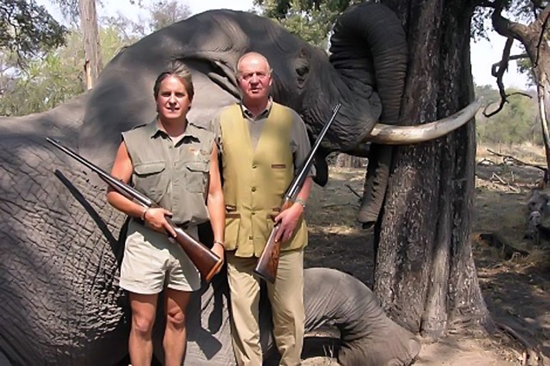 Regele Juan Carlos la vânătoare de elefanți în Botswana. Foto: Hepta