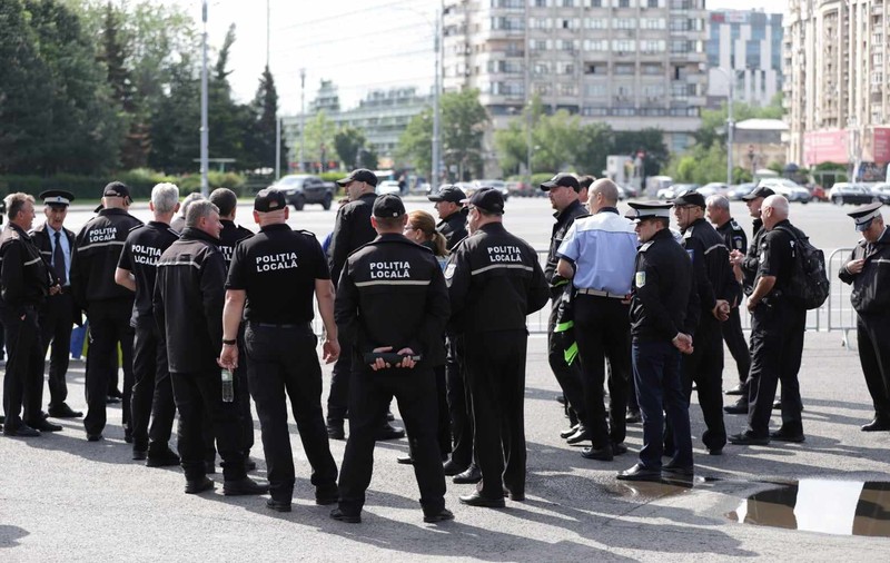 Protest al poliţiştilor locali la Guvern. Vor spor de 75% pentru weekend și sărbători lucrate: „Noi murim la datorie, voi ne blamați!”