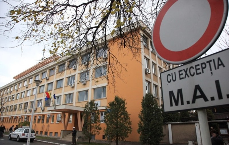 Trei polițiști și un jandarm din Timișoara, condamnați pentru că au bătut cu bestialitate doi tineri. Trebuie să le dea și  115.000 de euro daune morale