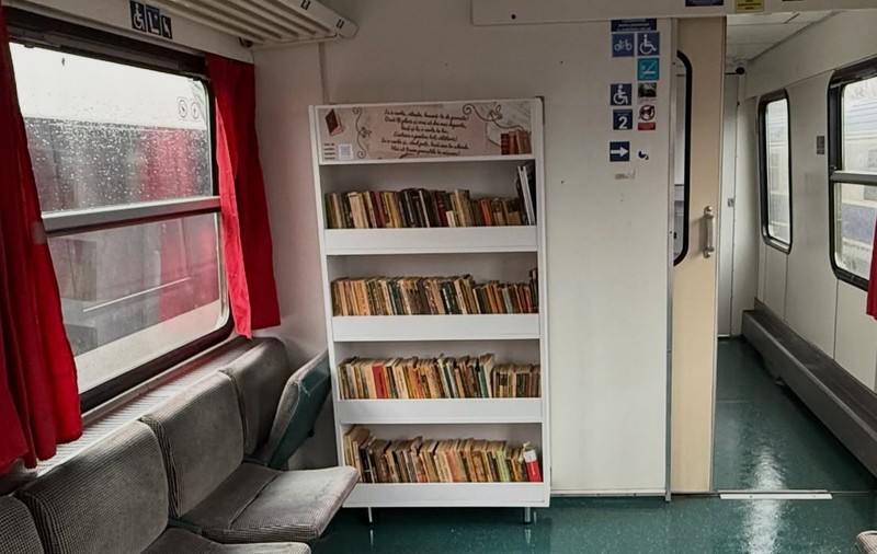 „Biblioteca pe șine” din trenul București – Galați: cum a transformat Georgiana naveta cu CFR-ul într-o experiență culturală