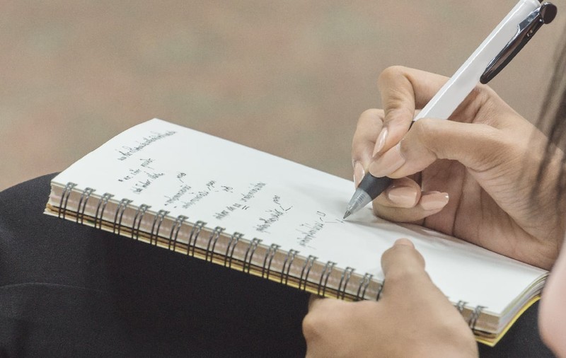 O profesoară le-a cumpărat studenților săi caiete de un dolar pentru a se asigura că scapă de copiatul cu ajutorul ChatGPT