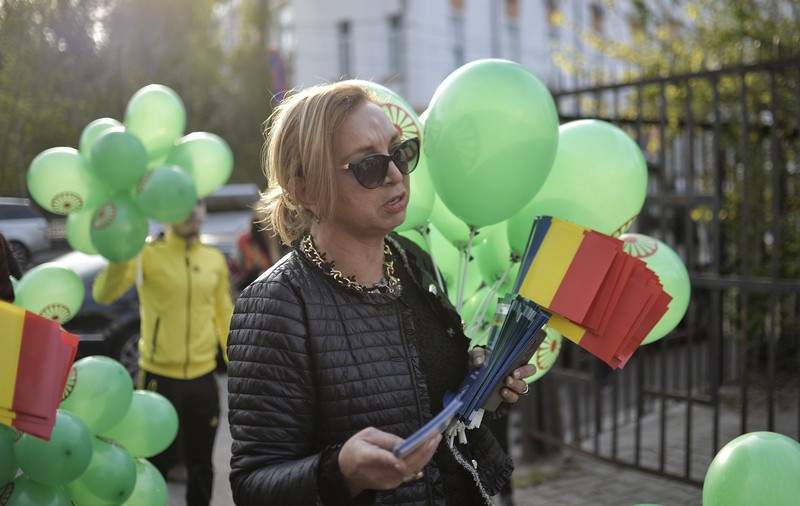 Fostă consilieră a Vioricăi Dăncilă, fotografiată în timp ce vindea petarde la o tarabă. Explicația Danei Varga